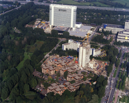 841615 Luchtfoto van de in aanbouw zijnde Provincietoren bij het Provinciehuis (voorgrond, Galileïlaan 15) te Utrecht. ...